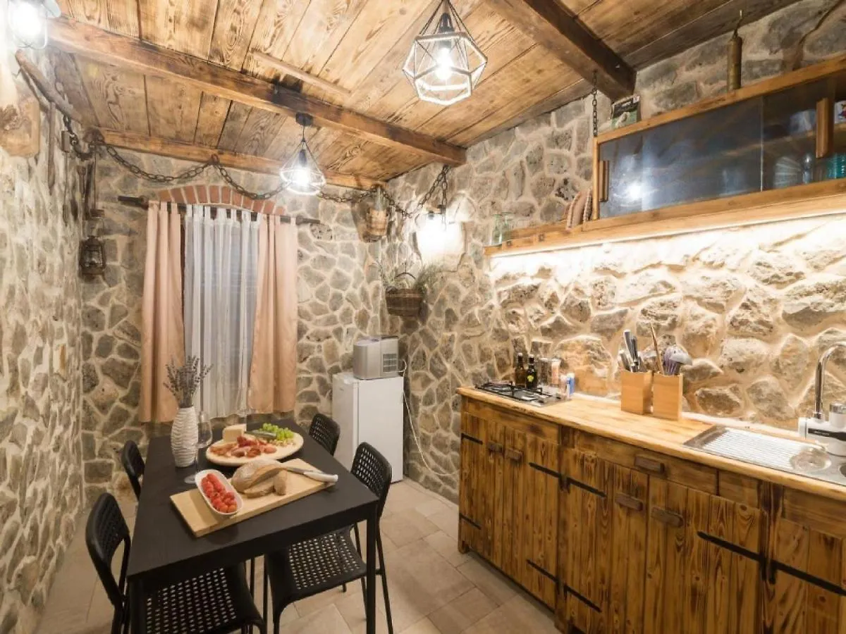 Guest House Mistral Radovin 0*,